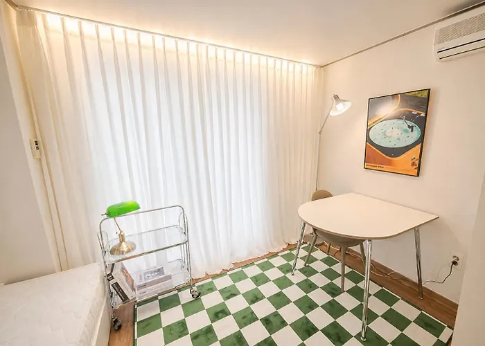 43 Hongik Univ Station, 15 Minutes From Itaewon, Mangwon Market, Hapjeong, Single Accommodation, Fully Furnished *