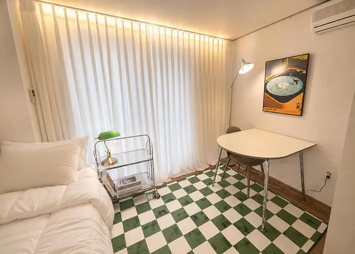 43 Hongik Univ Station, 15 Minutes From Itaewon, Mangwon Market, Hapjeong, Single Accommodation, Fully Furnished *