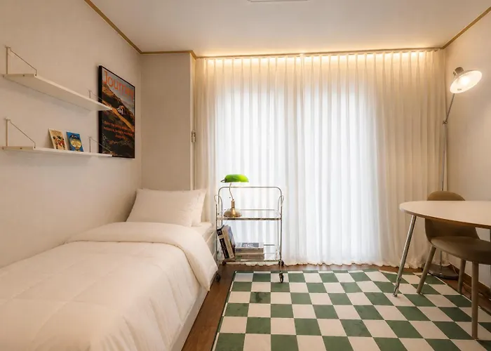 43 Hongik Univ Station, 15 Minutes From Itaewon, Mangwon Market, Hapjeong, Single Accommodation, Fully Furnished * Seoul