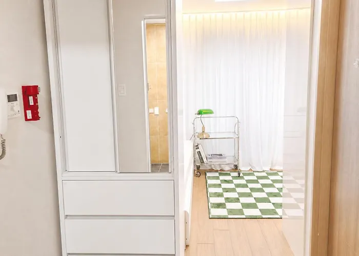 Apartment 43 Hongik Univ Station, 15 Minutes From Itaewon, Mangwon Market, Hapjeong, Single Accommodation, Fully Furnished *