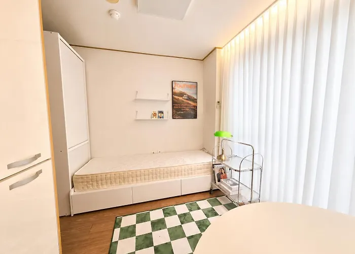 43 Hongik Univ Station, 15 Minutes From Itaewon, Mangwon Market, Hapjeong, Single Accommodation, Fully Furnished Apartment *