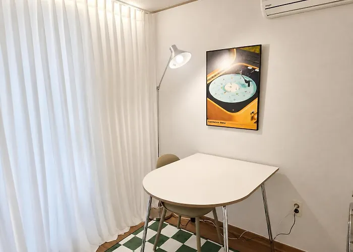Apartment 43 Hongik Univ Station, 15 Minutes From Itaewon, Mangwon Market, Hapjeong, Single Accommodation, Fully Furnished